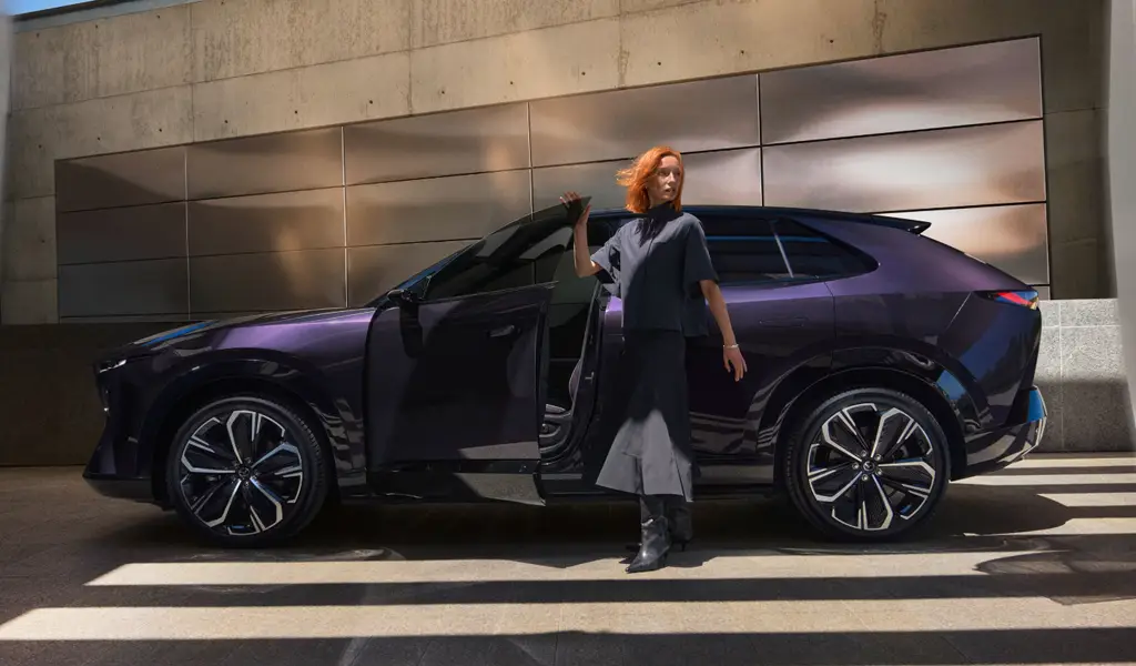 Nuova Mazda CX-6e: il tour “Arte in Movimento” passa da Mo.Vi a Torino